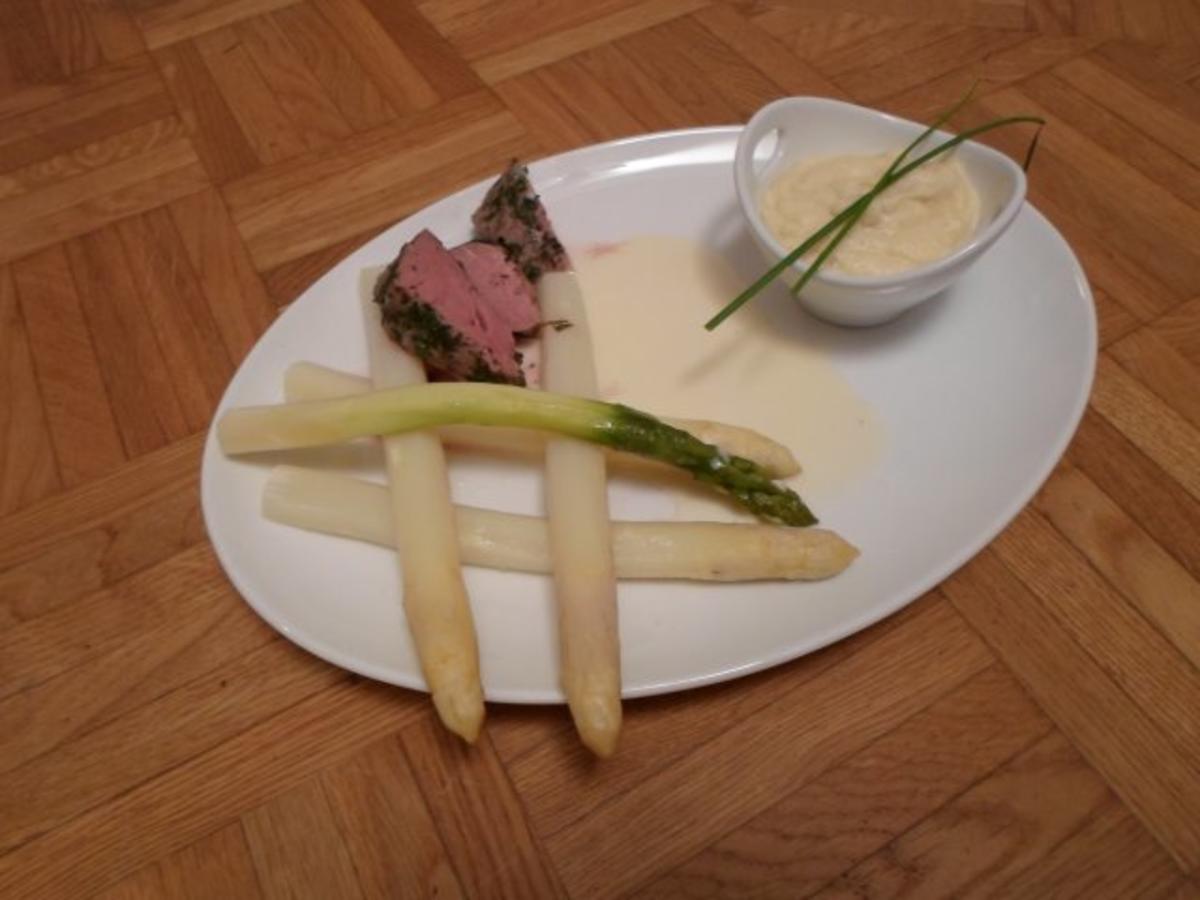 Bilder für In Kräutern pochiertes Kalbsfilet, Selleriepüree, Weißweinsauce, weißer & grüner Spargel - Rezept