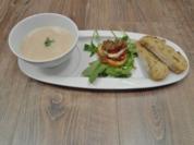 Apfel-Speck-Ziegenkäse Türmchen mit Thymian und Honig, dazu Spargelschaumsuppe - Rezept