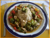 Hähnchen-Wok mit Gemüse und Vollkornreis - Rezept