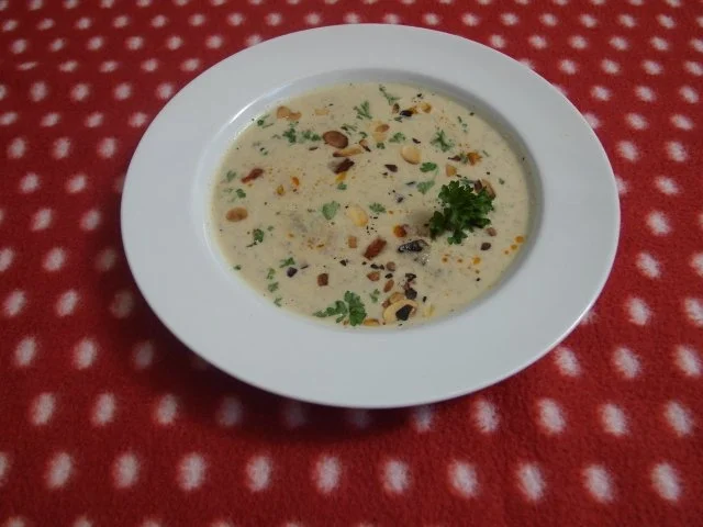 Rezept: Mandelcremesüppchen mit gebratener Chorizo-Dattel-Mischung Mandelcremesüppchen mit gebratener Chorizo-Dattel-Mischung - Rezept