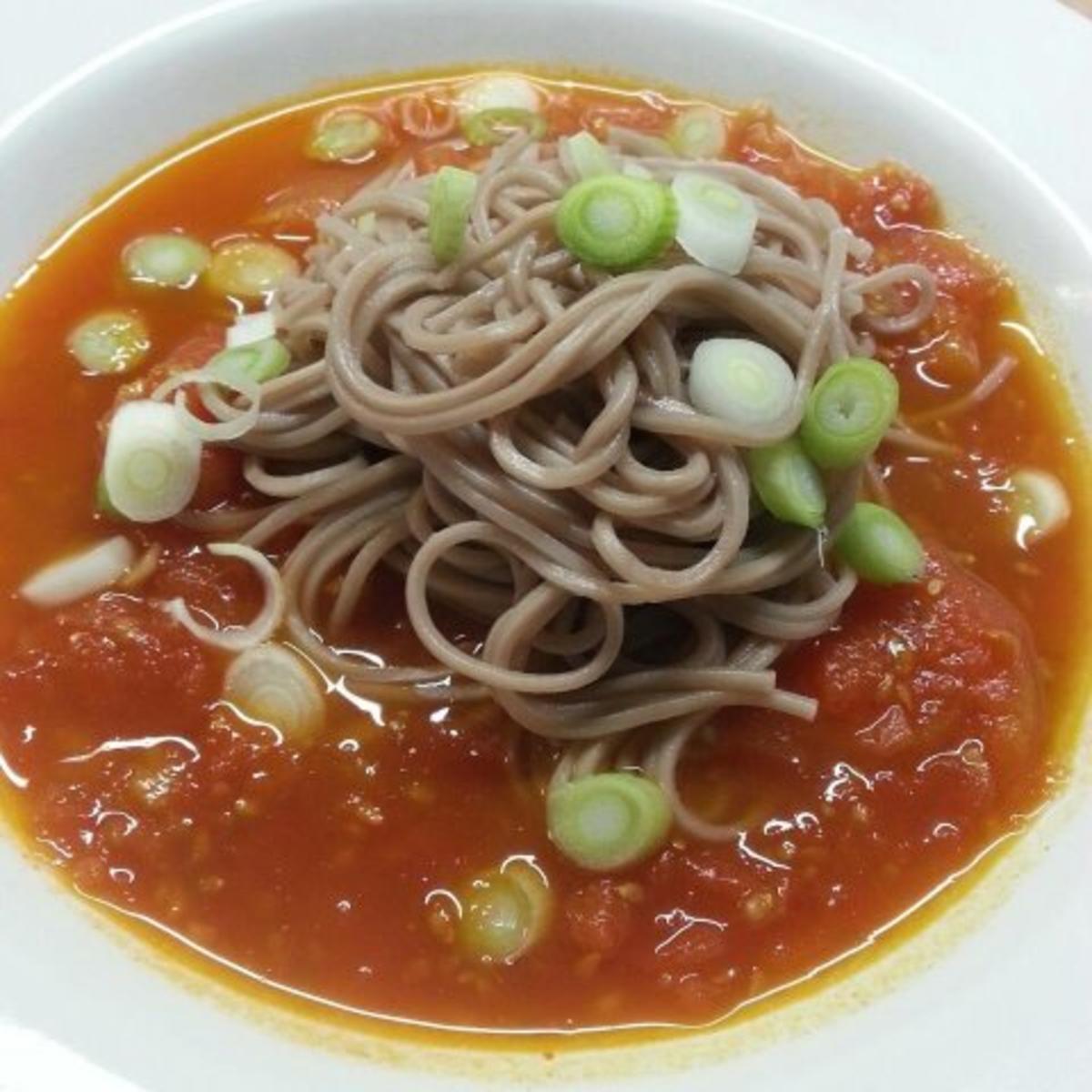 Asiatische Tomatensuppe mit Soba-Nudeln - Rezept