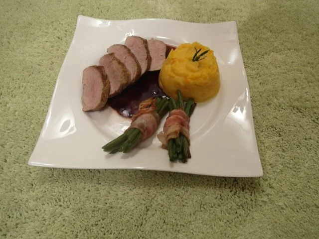 Rezept: Schweinefilet mit Rotweinreduktion, grüne Bohnen im Speckmantel & Möhren-Kartoffel Stampf Schweinefilet mit Rotweinreduktion, grüne Bohnen im Speckmantel & Möhren-Kartoffel Stampf - Rezept