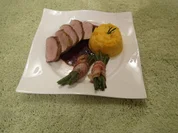 Schweinefilet mit Rotweinreduktion, grüne Bohnen im Speckmantel & Möhren-Kartoffel Stampf - Rezept