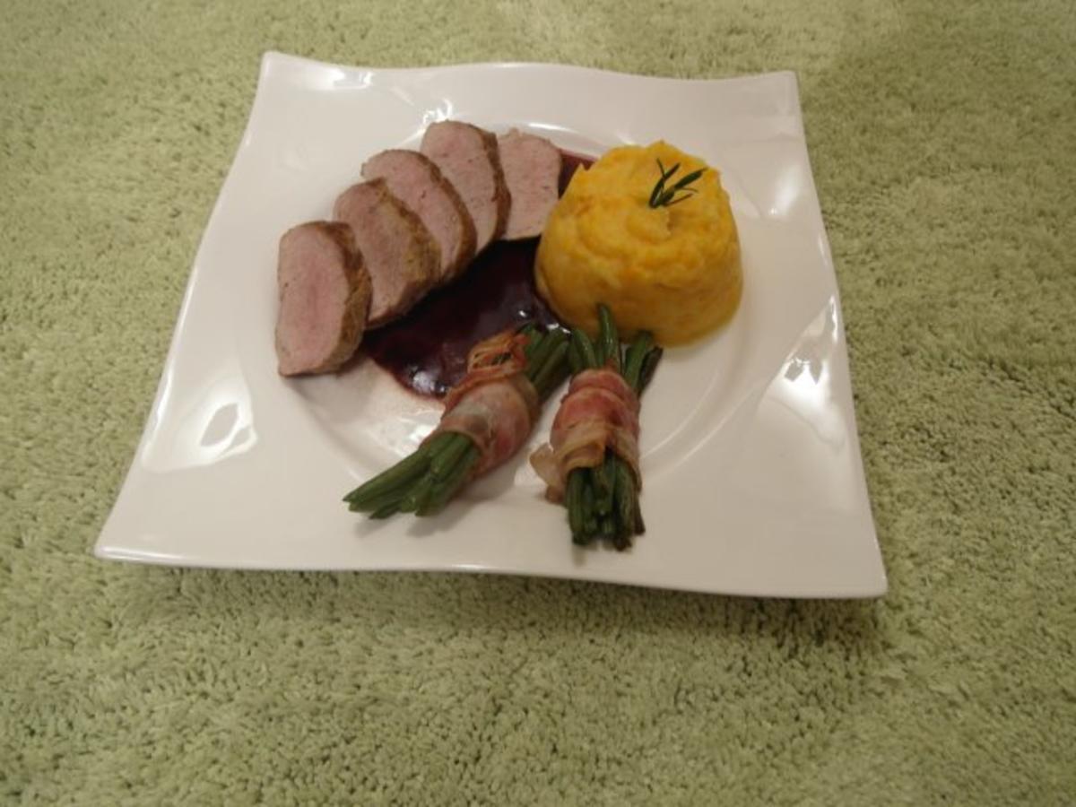 Schweinefilet mit Rotweinreduktion, grüne Bohnen im Speckmantel ...