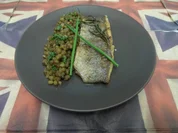 Auf der Haut gebratenes Forellenfilet mit Balsamicolinsen - Rezept