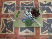 Frozen Choc-Strawberry-Yoghurt mit Minzpesto-Topping - Rezept