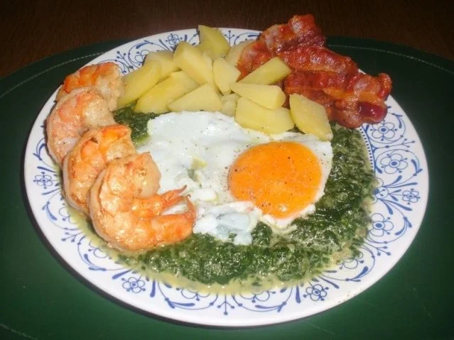 Spinat mit Spiegelei, Salzkartöffeln, Garnelen und Bacon Chips - Rezept