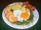 Spinat mit Spiegelei, Salzkartöffeln, Garnelen und Bacon Chips - Rezept