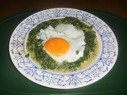 Spinat mit Spiegelei, Salzkartöffeln, Garnelen und Bacon Chips - Rezept - Bild Nr. 2