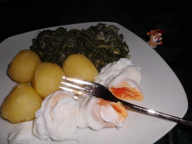 Blattspinat mit pochierten Eiern gekrönt>> - Rezept