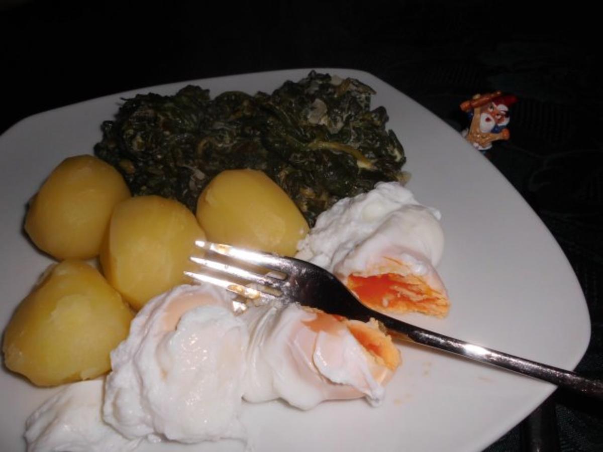 Blattspinat mit pochierten Eiern gekrönt&amp;gt;&amp;gt; - Rezept - kochbar.de