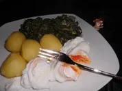 Blattspinat mit pochierten Eiern gekrönt>> - Rezept