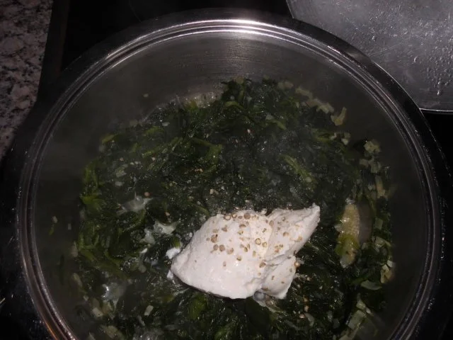 Blattspinat mit pochierten Eiern gekrönt>> - Rezept - Bild Nr. 3