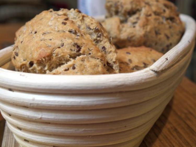 Würzige Dinkel-Leinsamen-Brötchen - Rezept - kochbar.de