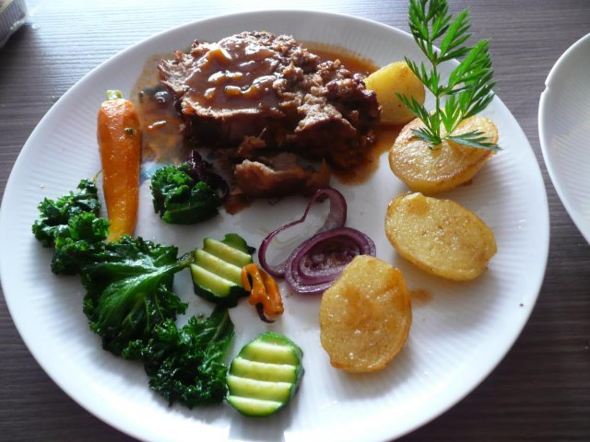 Bilder für Rollbraten an gebratenen Pellkartoffeln mit Mischgemüse. - Rezept