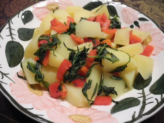 Vegan : Kartoffelstücke in Brühe mit Bohnenkraut und rotem Paprika - Rezept - Bild Nr. 2