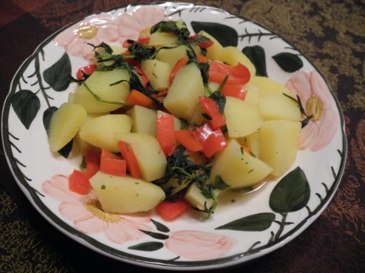 Bilder für Vegan : Kartoffelstücke in Brühe mit Bohnenkraut und rotem Paprika - Rezept