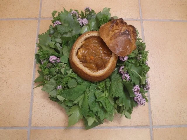 Feuriger Gulasch vom Dreibock im Brotlaib - Rezept