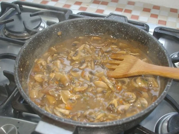 Jägersauce  zu vielen Gerichten wie Nudeln mit, Jägerschnitzel mit usw - Rezept - Bild Nr. 2