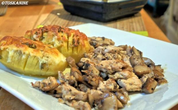 Hähnchen-Champignon-Pfanne mit Fächerkartoffeln - Rezept - kochbar.de