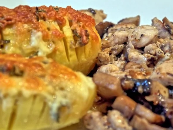 Rezept: Hähnchen-Champignon-Pfanne mit Fächerkartoffeln Hähnchen-Champignon-Pfanne mit Fächerkartoffeln - Rezept