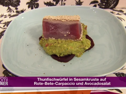 Rezept: Thunfischwürfel in Sesamkruste, Rote-Beete-Carpaccio & Avocadosalat (Iris Mareike Steen) Thunfischwürfel in Sesamkruste, Rote-Beete-Carpaccio & Avocadosalat (Iris Mareike Steen) - Rezept