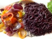 Schwarze Reisnudeln mit gebratenem Gemüse in einer Zitronengras-Kokosmilch-Sauce. - Rezept - Bild Nr. 2