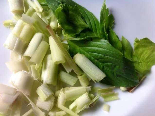 Rezept: Schwarze Reisnudeln mit gebratenem Gemüse in einer Zitronengras-Kokosmilch-Sauce. Bild Nr. 3 Schwarze Reisnudeln mit gebratenem Gemüse in einer Zitronengras-Kokosmilch-Sauce. - Rezept - Bild Nr. 3