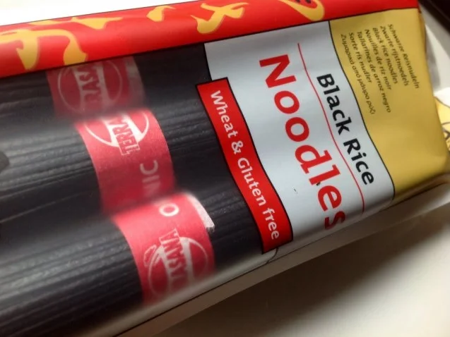 Rezept: Schwarze Reisnudeln mit gebratenem Gemüse in einer Zitronengras-Kokosmilch-Sauce. Bild Nr. 5 Schwarze Reisnudeln mit gebratenem Gemüse in einer Zitronengras-Kokosmilch-Sauce. - Rezept - Bild Nr. 5