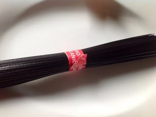 Rezept: Schwarze Reisnudeln mit gebratenem Gemüse in einer Zitronengras-Kokosmilch-Sauce. Bild Nr. 6 Schwarze Reisnudeln mit gebratenem Gemüse in einer Zitronengras-Kokosmilch-Sauce. - Rezept - Bild Nr. 6