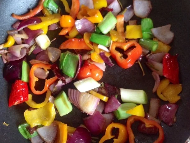 Rezept: Schwarze Reisnudeln mit gebratenem Gemüse in einer Zitronengras-Kokosmilch-Sauce. Bild Nr. 7 Schwarze Reisnudeln mit gebratenem Gemüse in einer Zitronengras-Kokosmilch-Sauce. - Rezept - Bild Nr. 7