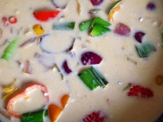 Rezept: Schwarze Reisnudeln mit gebratenem Gemüse in einer Zitronengras-Kokosmilch-Sauce. Bild Nr. 8 Schwarze Reisnudeln mit gebratenem Gemüse in einer Zitronengras-Kokosmilch-Sauce. - Rezept - Bild Nr. 8