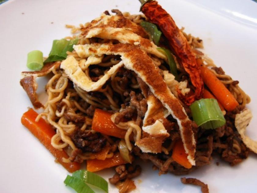 Chinesische Bratnudeln mit Hack und Ei - Rezept - kochbar.de