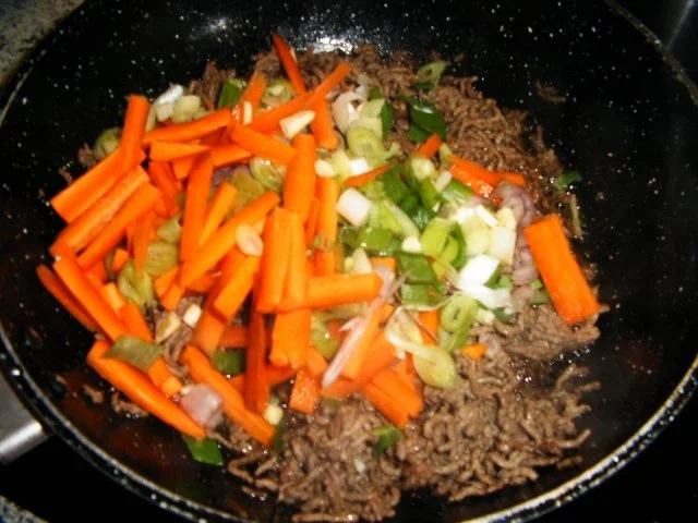 Rezept: Chinesische Bratnudeln mit Hack und Ei Bild Nr. 8 Chinesische Bratnudeln mit Hack und Ei - Rezept - Bild Nr. 8