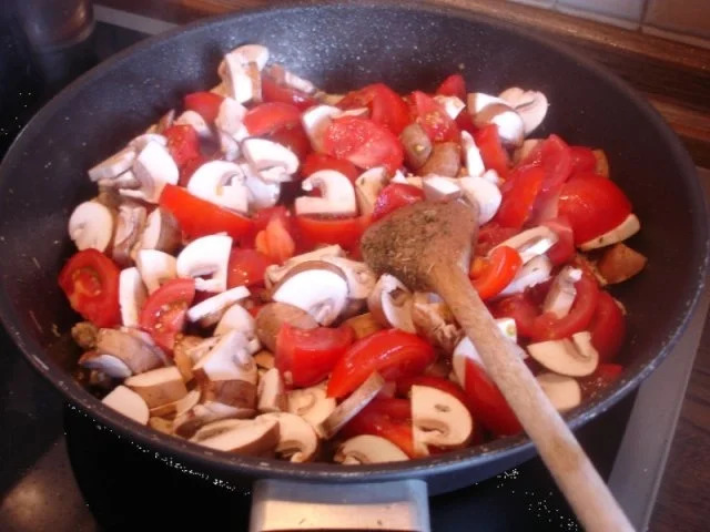 Rezept: Spaghetti mit Tomaten-Champignon-Putengeschnetzelten Bild Nr. 11 Spaghetti mit Tomaten-Champignon-Putengeschnetzelten - Rezept - Bild Nr. 11