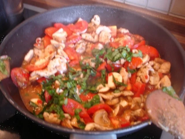 Rezept: Spaghetti mit Tomaten-Champignon-Putengeschnetzelten Bild Nr. 12 Spaghetti mit Tomaten-Champignon-Putengeschnetzelten - Rezept - Bild Nr. 12