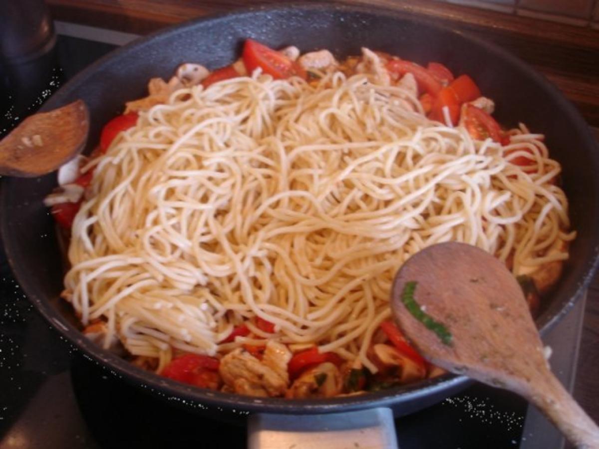 Spaghetti mit Tomaten-Champignon-Putengeschnetzelten - Rezept - Bild Nr. 13