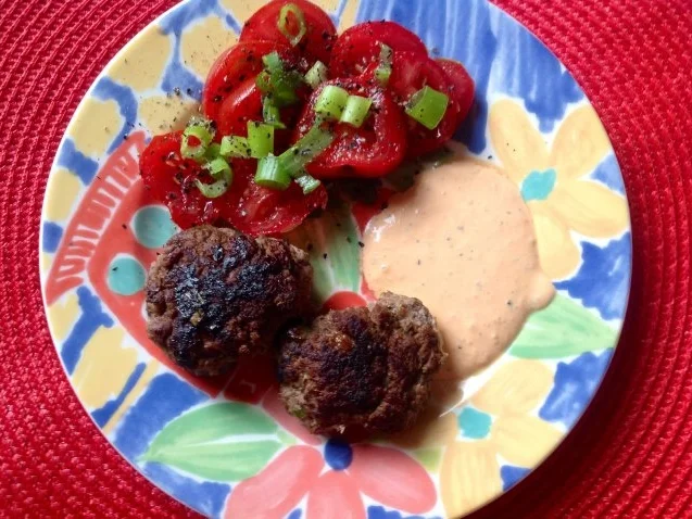 Rezept: Fruchtig scharfe Bouletten mit einem Maracuja-Tomaten-Dip Fruchtig scharfe Bouletten mit einem Maracuja-Tomaten-Dip - Rezept