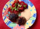 Fruchtig scharfe Bouletten mit einem Maracuja-Tomaten-Dip - Rezept