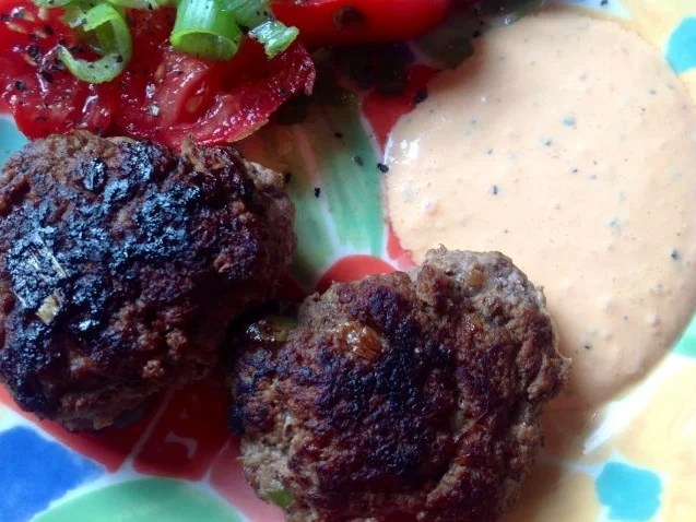 Rezept: Fruchtig scharfe Bouletten mit einem Maracuja-Tomaten-Dip Bild Nr. 2 Fruchtig scharfe Bouletten mit einem Maracuja-Tomaten-Dip - Rezept - Bild Nr. 2