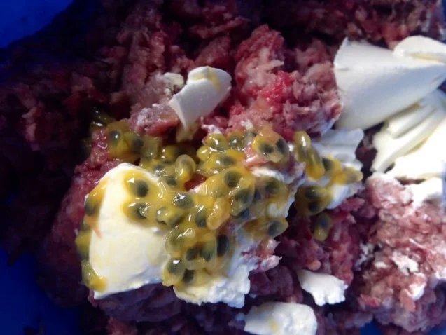 Rezept: Fruchtig scharfe Bouletten mit einem Maracuja-Tomaten-Dip Bild Nr. 4 Fruchtig scharfe Bouletten mit einem Maracuja-Tomaten-Dip - Rezept - Bild Nr. 4