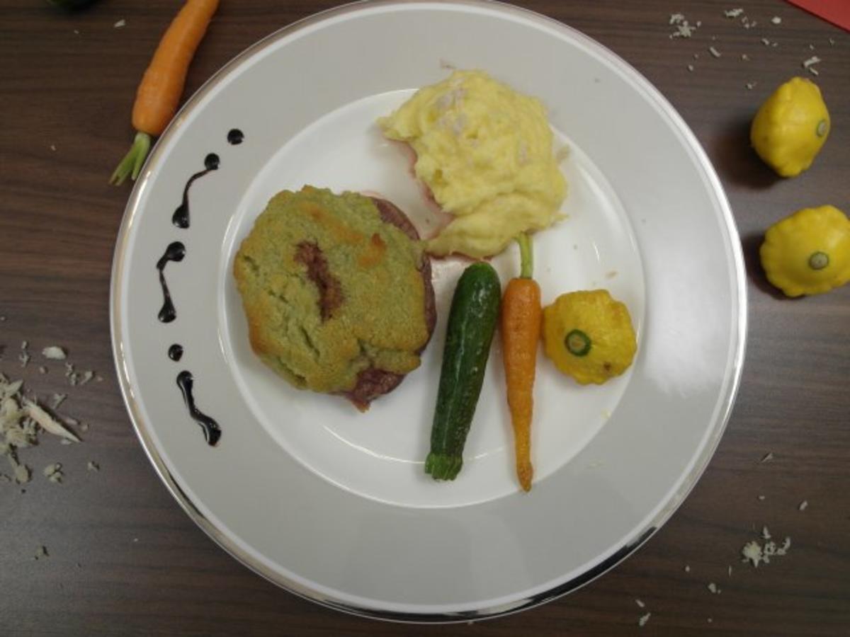 Rinderfilet mit Parmesan-Macadamia-Kruste an Kartoffel-Meerrettich ...