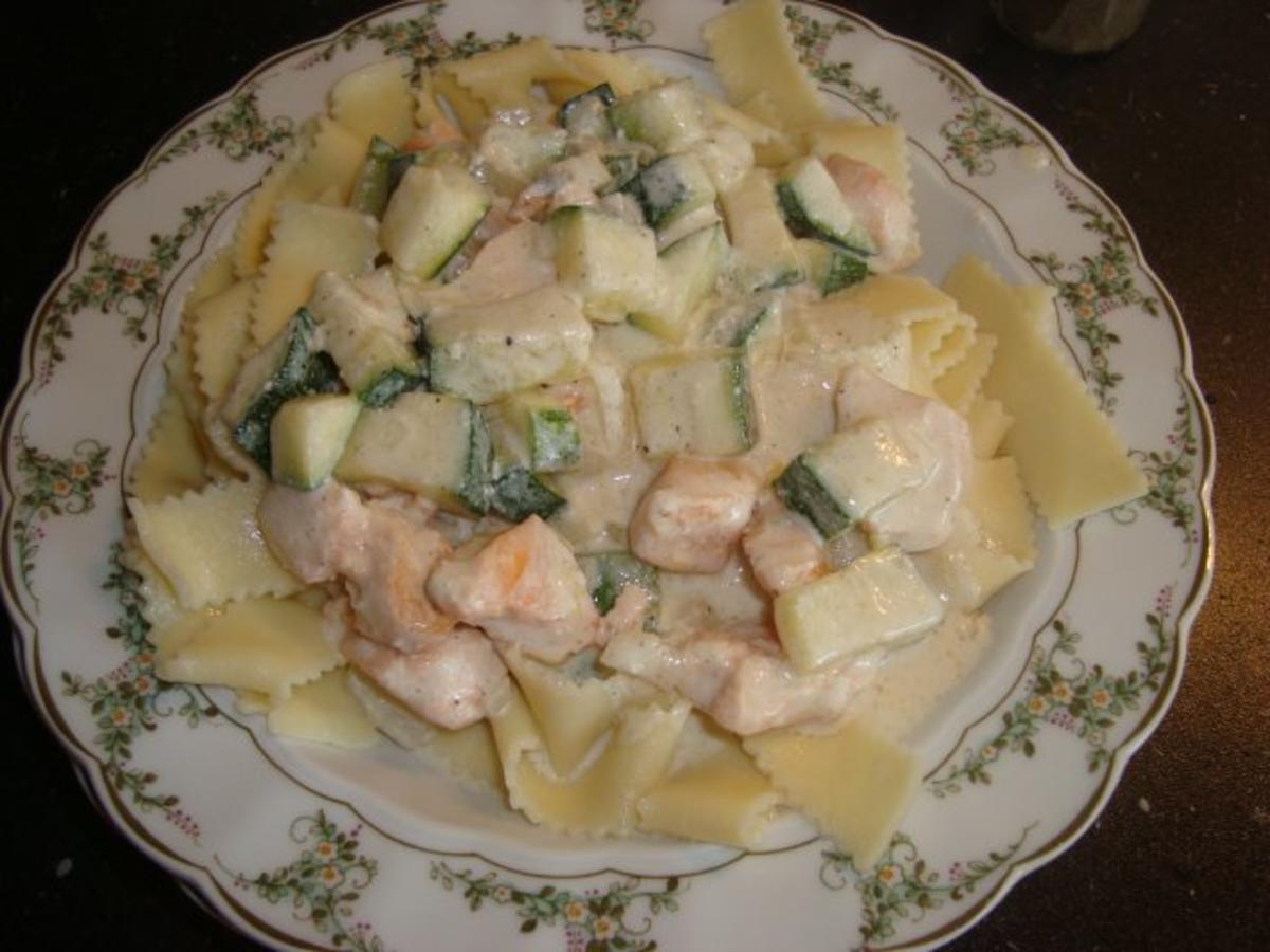 Bilder für Pasta mit Lachs-Zucchini-Frischkäse-Sauce - Rezept