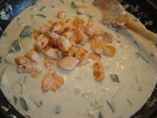 Pasta mit Lachs-Zucchini-Frischkäse-Sauce - Rezept - Bild Nr. 6