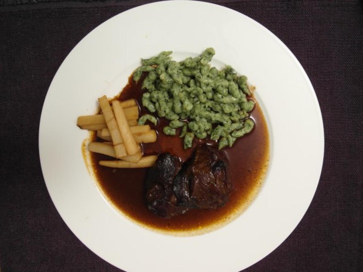 Kalbsbäckchen mit grünen Spätzle und Petersilienwurzeln - Rezept
Gesendet von Das perfekte Dinner