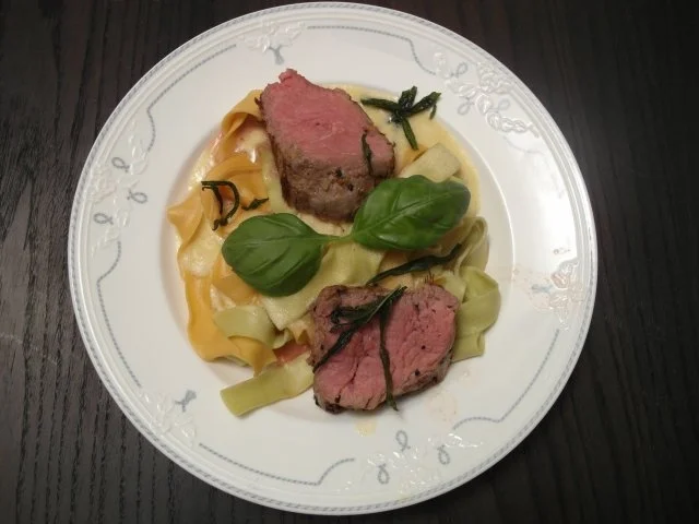 Bandnudeln mit Zitronensoße und Kalbsmedaillons - Rezept