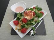 Ziegenkäse im Speckmantel auf Feldsalat-Himbeere-Parmesan mit Pinienkernen & Vinaigrette - Rezept