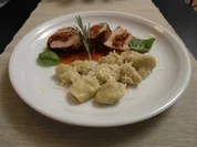 Gefülltes Schweinefilet mediterran auf  Tomatenspiegel an Kartoffel Gnocchi - Rezept