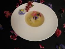 Holunder-Süppchen mit Vanille-Grießklößchen und Blüteneinlage - Rezept