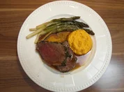 Rinderfilet im Bärlauch-Mantel auf Sherrysoße, Chilisüßkartoffelpüree und grünem Spargel - Rezept